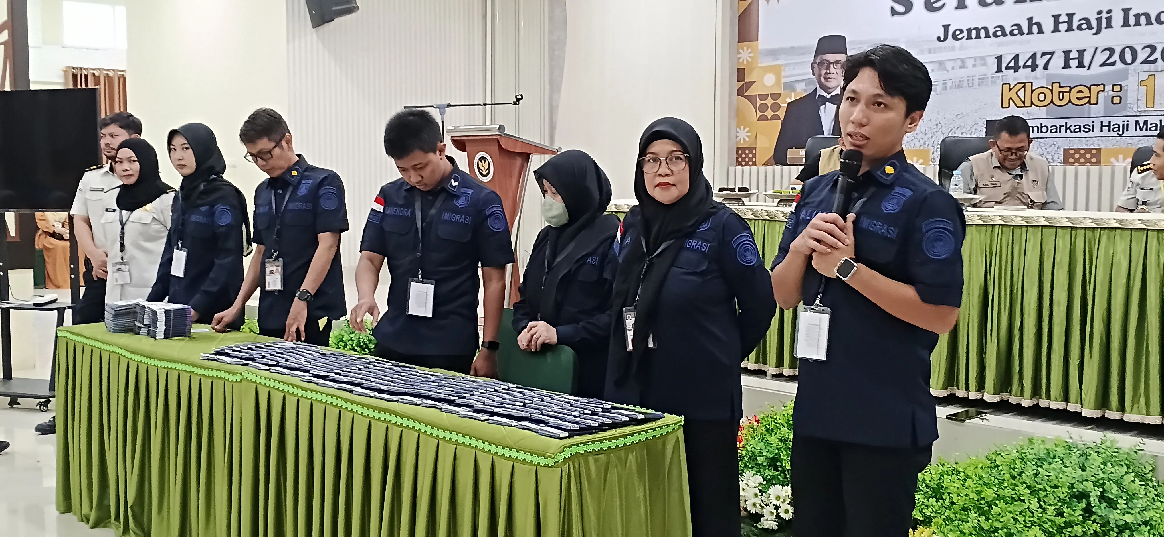 Imigrasi Bagikan Paspor Jamaah UPG 17, Diingatkan Jaga Dokumen Selama di Tanah Suci