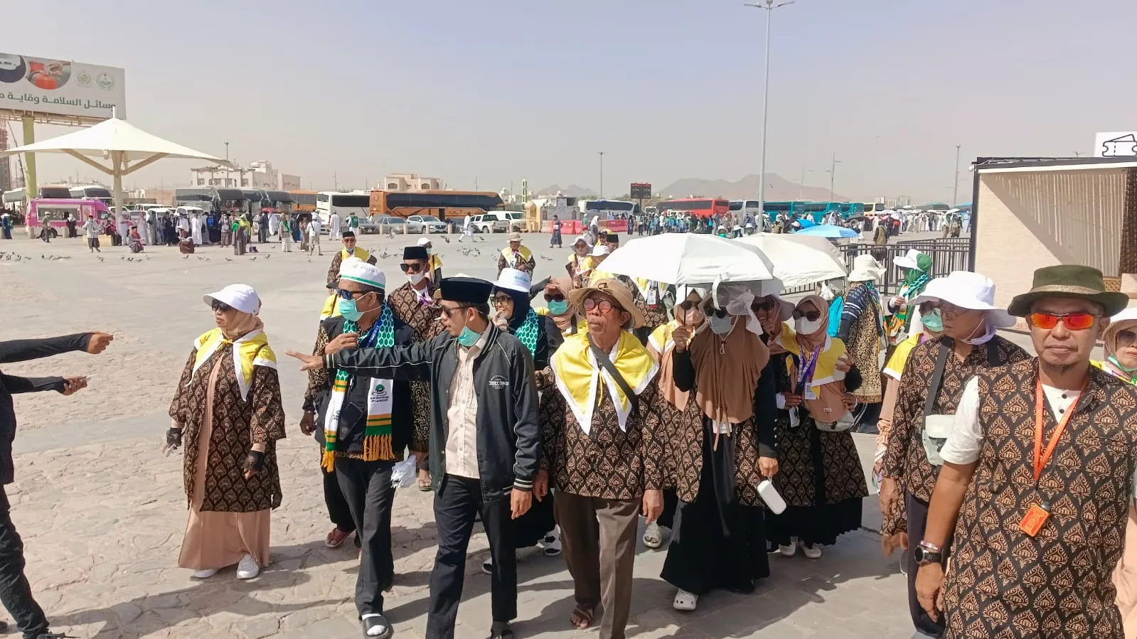 PHD Andi Fadli Jelaskan Sirah Perang Uhud kepada Jamaah UPG 17 di Madinah