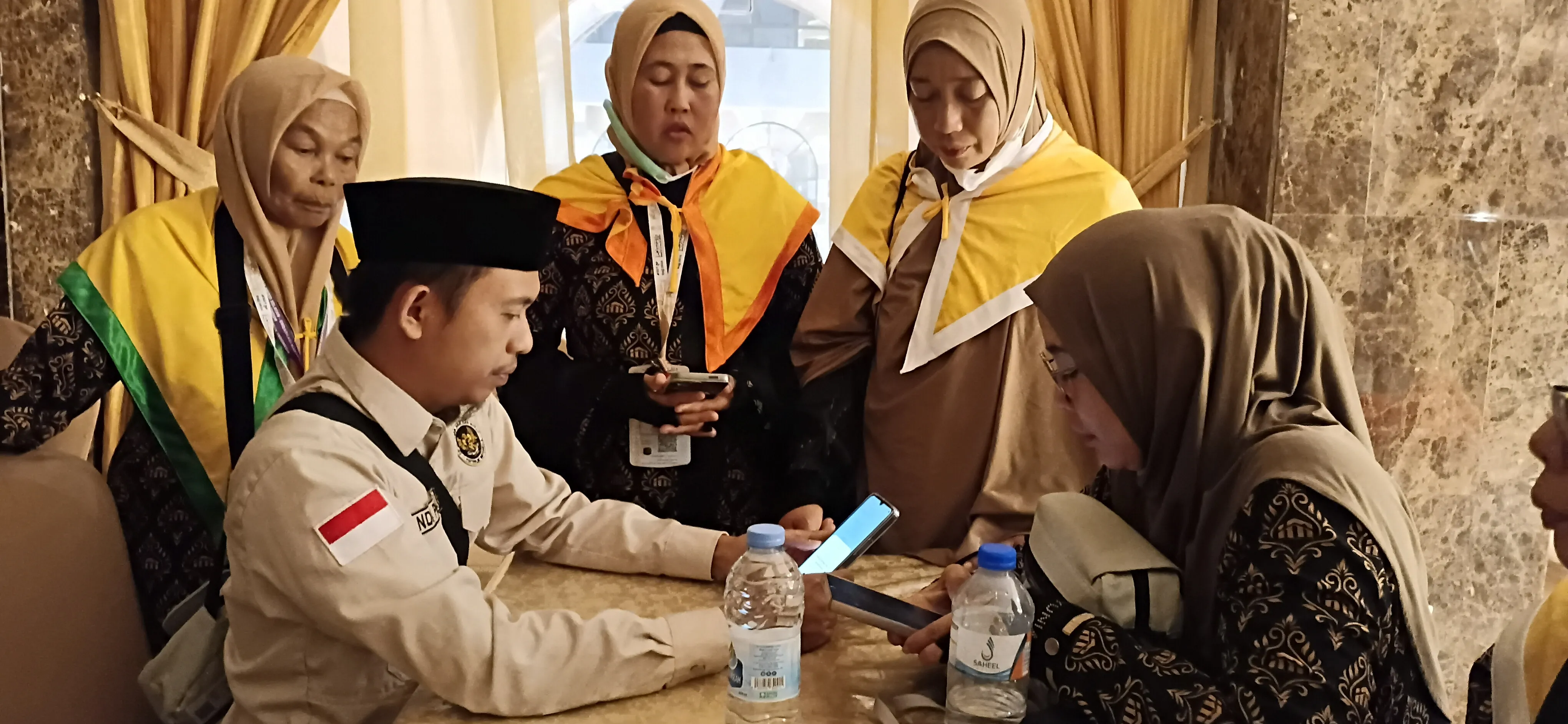 PHD Andi Fadli Bantu Aktivasi Aplikasi Nusuk Jamaah UPG 17 untuk Akses Raudhah