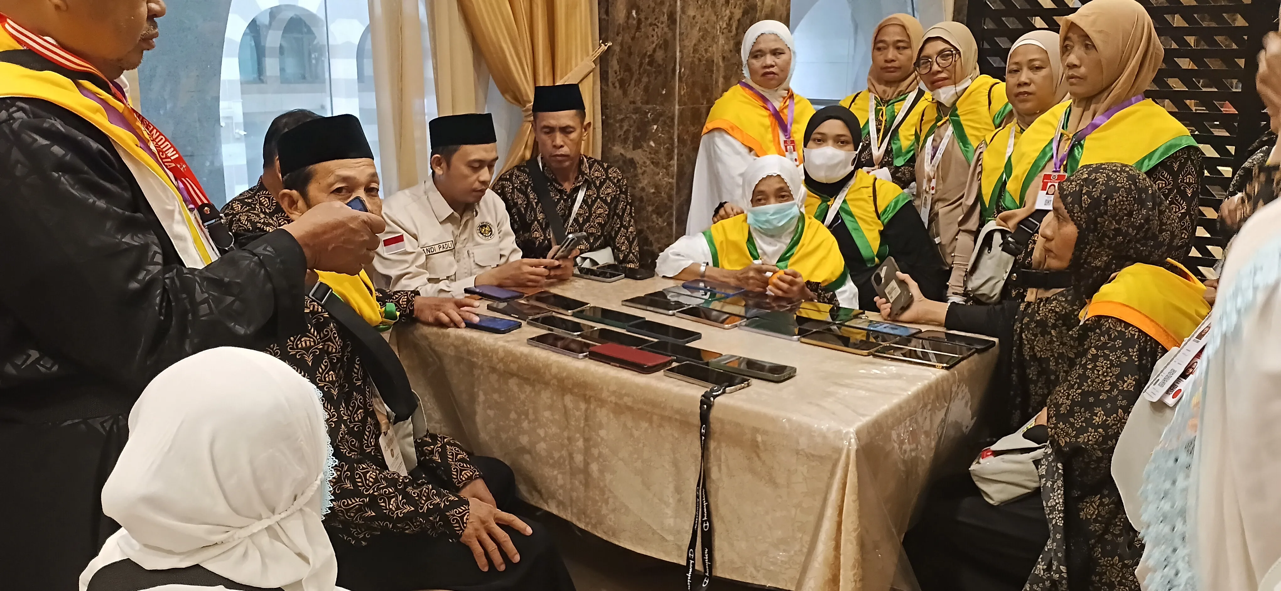 Hari Keempat di Madinah, PHD Andi Fadli Kembali Bantu Jamaah UPG 17 Aktivasi Nusuk untuk Masuk Raudhah