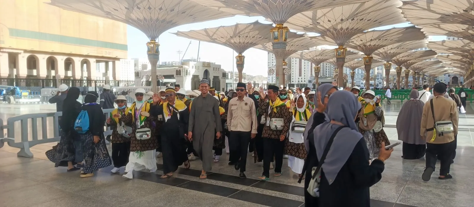 Jamaah UPG 17 Ikuti Tour Kompleks Masjid Nabawi Bersama Mahasiswa Universitas Islam Madinah