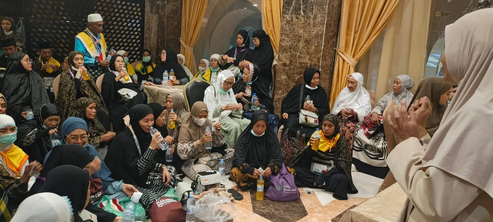 Jamaah Kloter UPG 17 Minum Oralit Bersama Jelang Keberangkatan ke Makkah