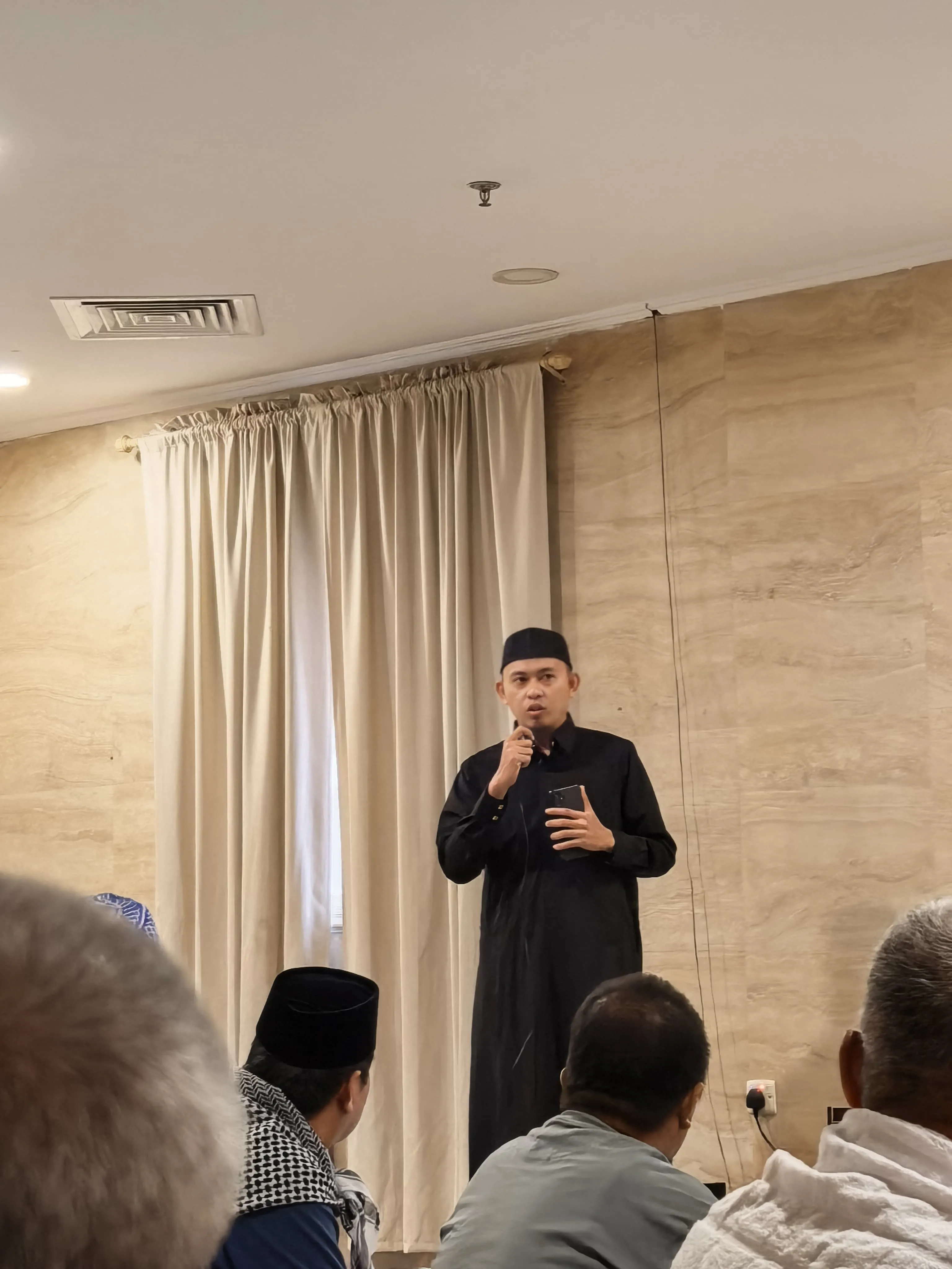 PHD Andi Fadli Sampaikan Kultum untuk Jamaah UPG di Makkah: Jaga Niat, Kesehatan dan Akhlak