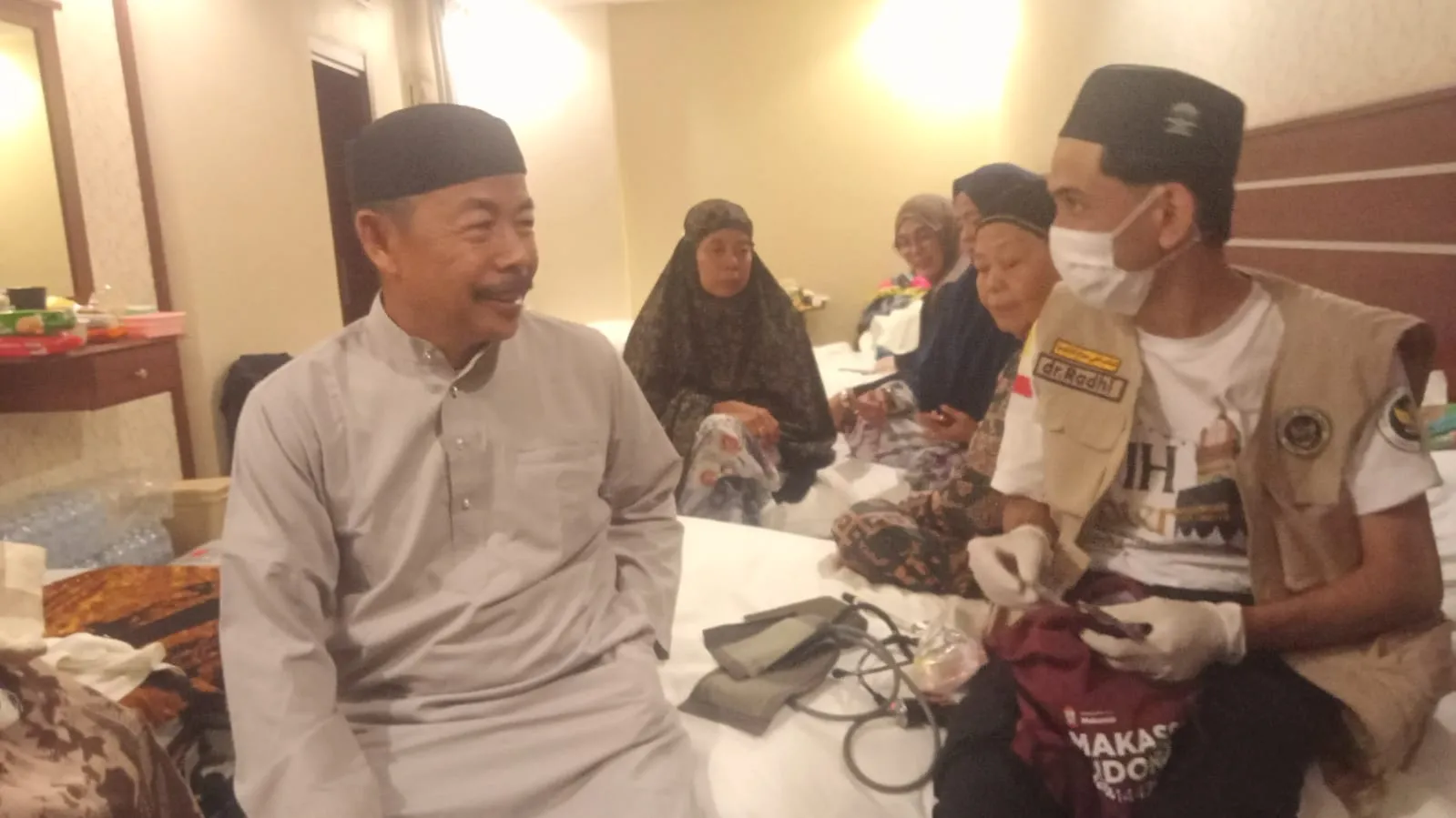 “Terima Kasih Dok”, Jamaah UPG 17 Apresiasi Visitasi Rutin dr. Radhi di Makkah