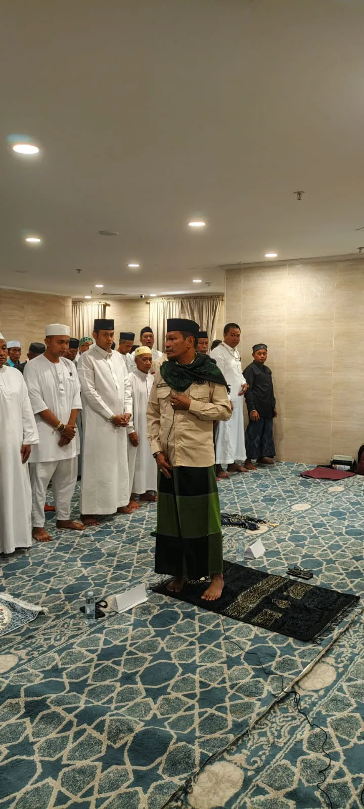 Bimbad UPG 17 Faried Wajedi Pimpin Salat Jumat di Hotel Al Hadaiq Ar Raqiyah Makkah