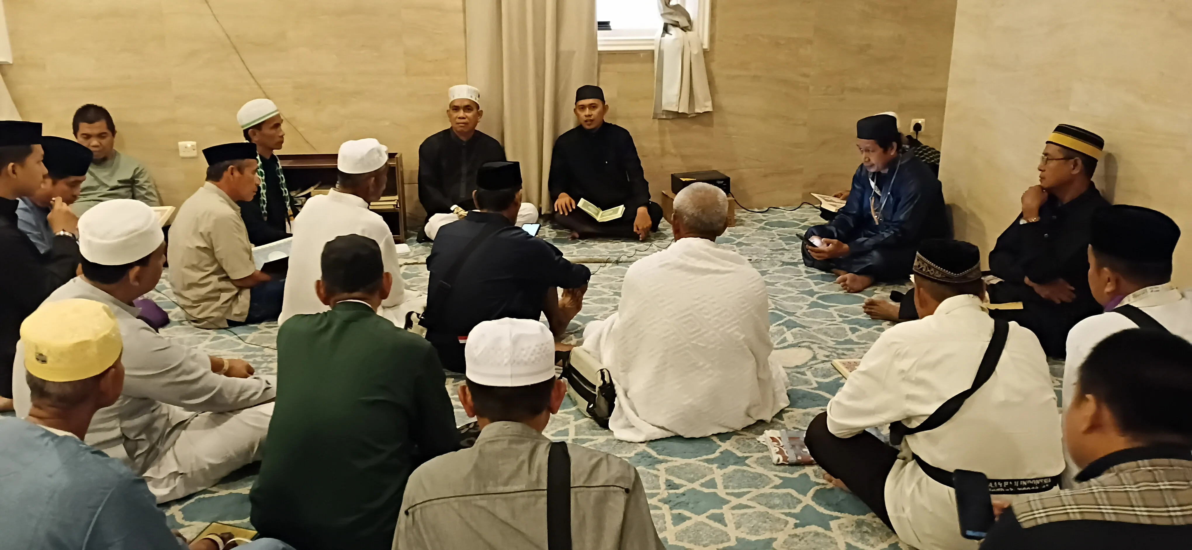 PHD Andi Fadli Gelar Kelas Tahsin Al-Qur’an untuk Jamaah UPG 17 di Makkah